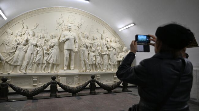 Исторический барельеф, который посвящен Победе в Великой Отечественной войне, вернулся на станцию Таганская