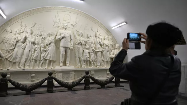 Исторический барельеф, который посвящен Победе в Великой Отечественной войне, вернулся на станцию Таганская