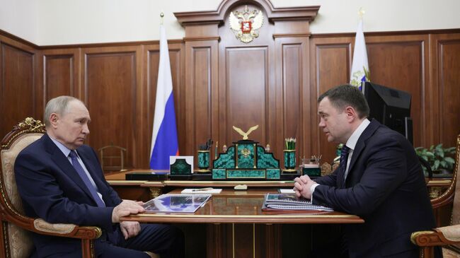 Президент РФ Владимир Путин и председатель ПАО Промсвязьбанк Петр Фрадков во время встречи. 15 мая 2025