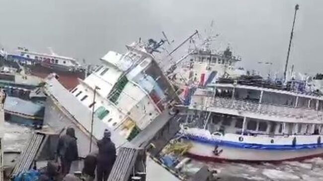 Законсервированное судно-буксир на отстое затонуло на реке Лена в Якутии