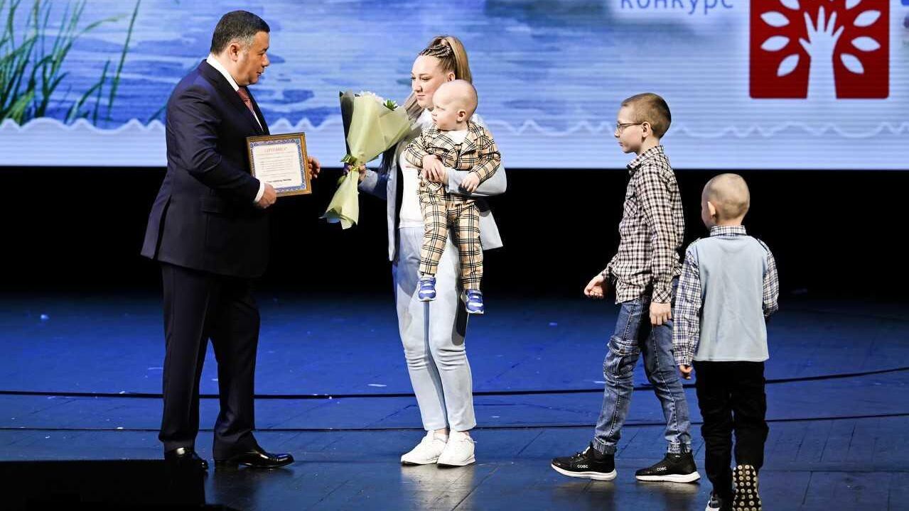 Руденя наградил многодетные семьи на торжественной церемонии в Твери Руденя наградил многодетные семьи на торжественной церемонии в Твери - РИА Новости, 1920, 15.05.2025