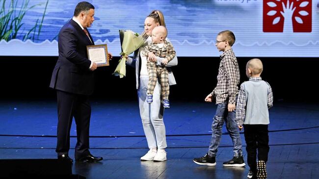 Руденя наградил многодетные семьи на торжественной церемонии в Твери