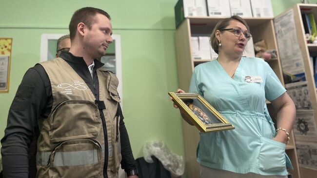 Замдиректора РГМ передают больнице освященнцю икону Замдиректора РГМ передают больнице освященнцю икону