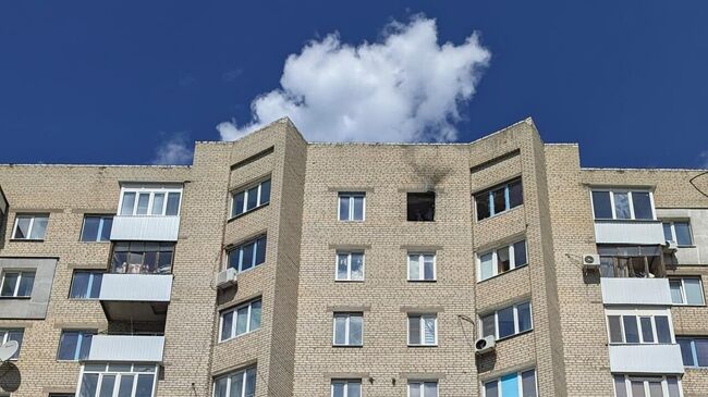 Последствия атаки ВСУ на девятиэтажный дом в центре Лисичанска. 15 мая 2025