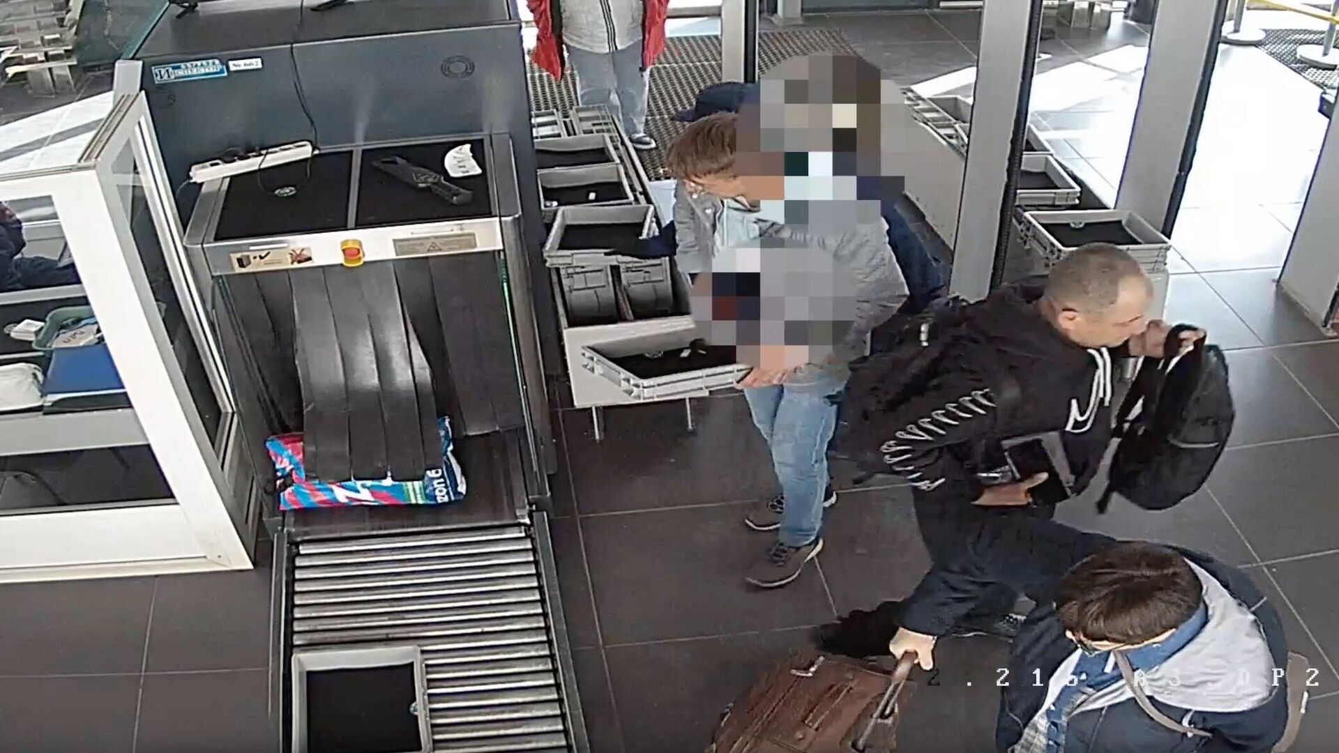 В Екатеринбурге у мужчины украли рюкзак с двумя миллионами рублей - РИА Новости, 1920, 15.05.2025