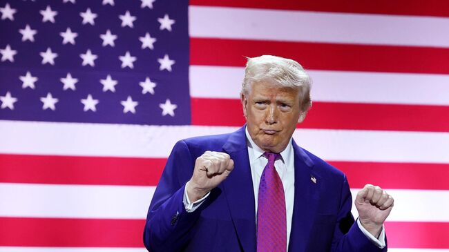 Президент США Дональд Трамп во время посещения авиабазы ​​Аль-Удейд в Катаре. 15 мая 2025