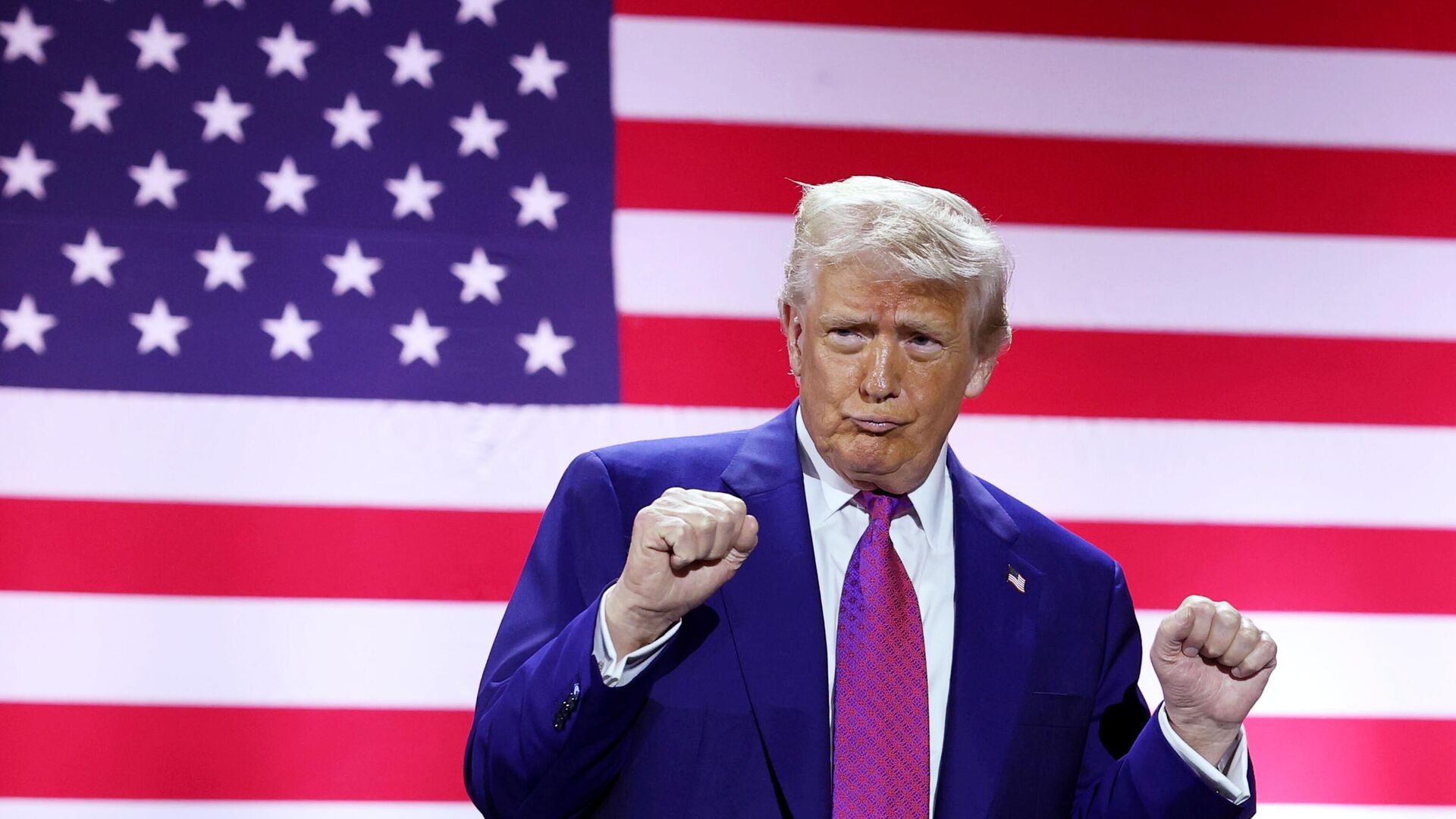 Президент США Дональд Трамп во время посещения авиабазы ​​Аль-Удейд в Катаре. 15 мая 2025 - РИА Новости, 1920, 15.05.2025