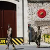 Военнослужащие ВС Турции патрулируют въезд на территорию дворца Долмабахче в Стамбуле в преддверии переговоров между делегациями России и Украины