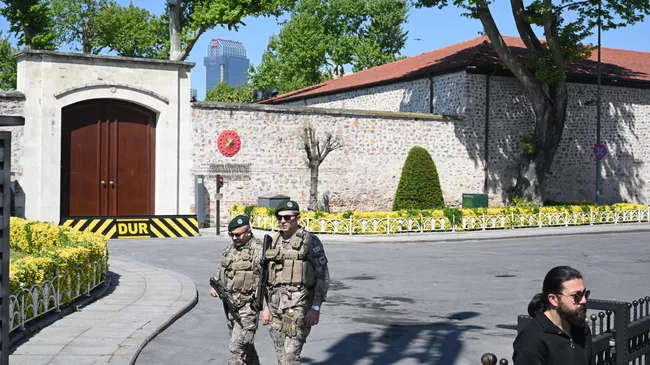 Военнослужащие ВС Турции патрулируют въезд на территорию дворца Долмабахче в Стамбуле в преддверии переговоров между делегациями России и Украины