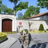Военнослужащие ВС Турции патрулируют въезд на территорию дворца Долмабахче в Стамбуле в преддверии переговоров между делегациями России и Украины