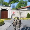 Военнослужащие ВС Турции патрулируют въезд на территорию дворца Долмабахче в Стамбуле в преддверии переговоров между делегациями России и Украины