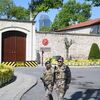 Военнослужащие ВС Турции патрулируют въезд на территорию дворца Долмабахче в Стамбуле в преддверии переговоров между делегациями России и Украины