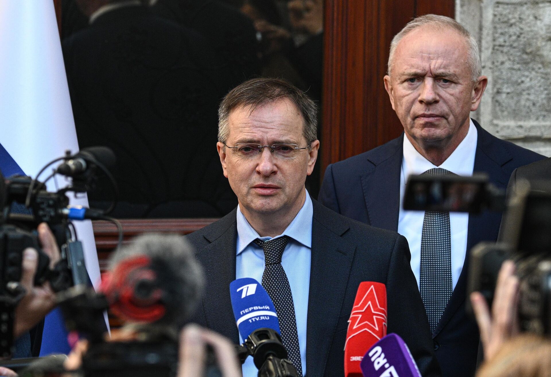 Помощник президента РФ Владимир Мединский и заместитель министра обороны РФ Александр Фомин на пресс-конференции в Стамбуле Помощник президента РФ Владимир Мединский и заместитель министра обороны РФ Александр Фомин на пресс-конференции в Стамбуле - РИА Новости, 1920, 16.05.2025