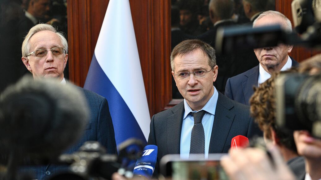 © РИА Новости / Кирилл ЗыковПерейти в медиабанк<br>Помощник президента РФ Владимир Мединский на пресс-конференции в Стамбуле. 15 мая 2025