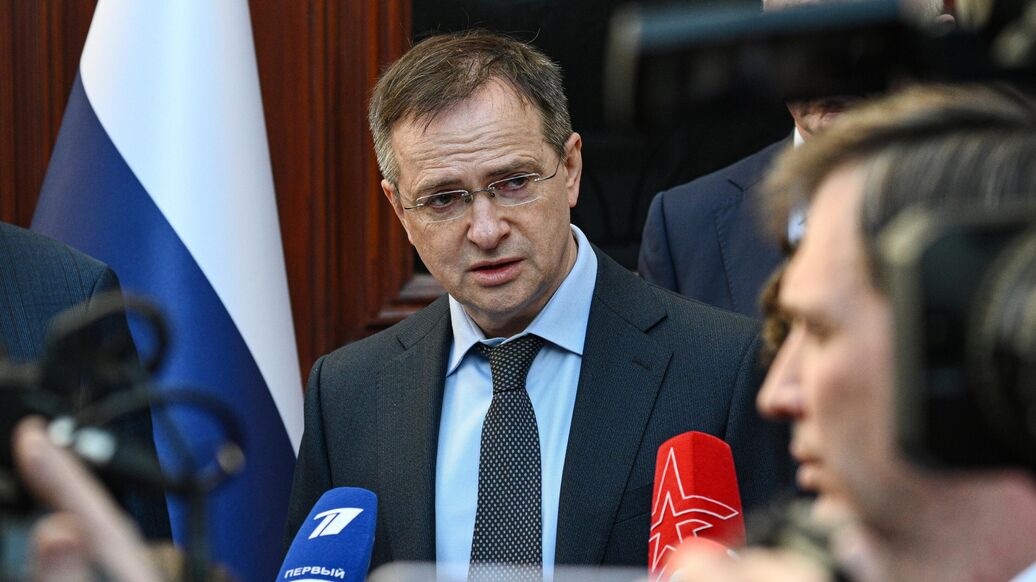 © РИА Новости / Кирилл ЗыковПерейти в медиабанк<br>Помощник президента РФ Владимир Мединский на пресс-конференции в Стамбуле. 15 мая 2025