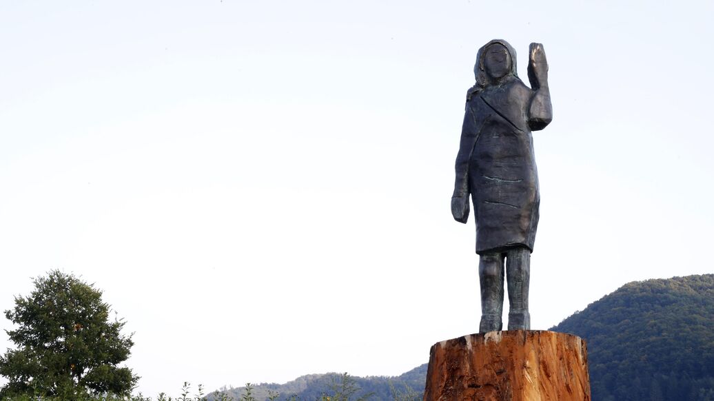 В Словении украли бронзовую статую, установленную в честь супруги Трампа