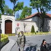 Военнослужащие ВС Турции патрулируют въезд на территорию дворца Долмабахче в Стамбуле в преддверии переговоров между делегациями России и Украины