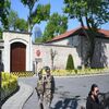 Военнослужащие ВС Турции патрулируют въезд на территорию дворца Долмабахче в Стамбуле в преддверии переговоров между делегациями России и Украины