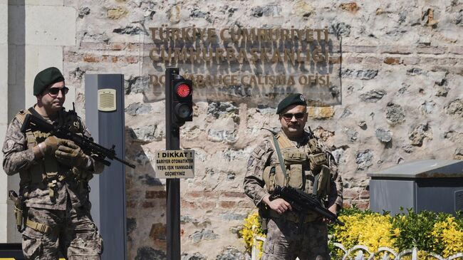 Военнослужащие ВС Турции патрулируют въезд на территорию дворца Долмабахче в Стамбуле в преддверии переговоров между делегациями России и Украины