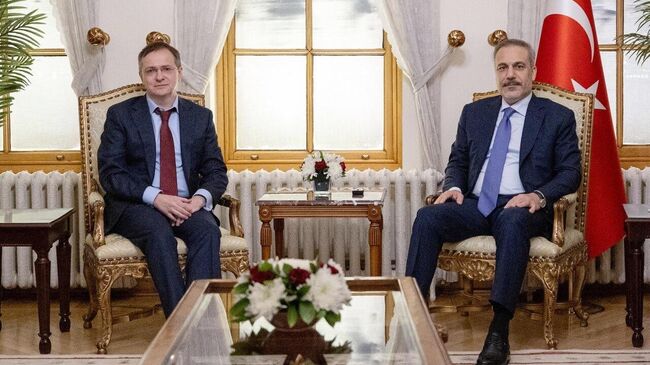 Помощник президента РФ Владимир Мединский и глава МИД Турции Хакан Фидан на встрече в президентском офисе Долмабахче. 15 мая 2025