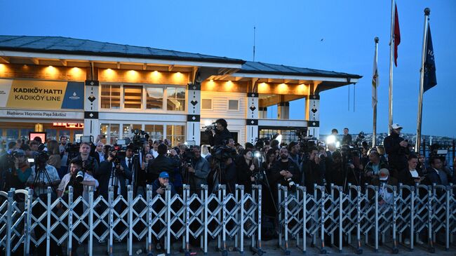 Журналисты у въезда на территорию дворца Долмабахче в Стамбуле в преддверии переговоров между делегациями России и Украины. 15 мая 2025