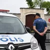 Сотрудник полиции патрулирует территорию у въезда на территорию дворца Долмабахче в Стамбуле в преддверии переговоров между делегациями России и Украины