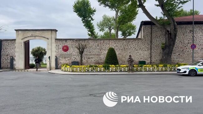 Прибытие турецкой делегации к месту, где планируются переговоры 