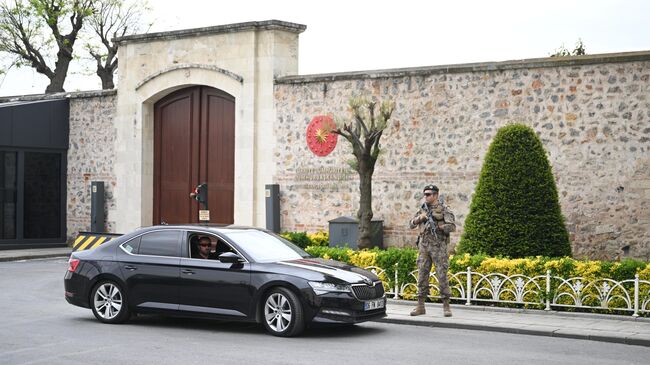 Автомобиль у въезда на территорию дворца Долмабахче в Стамбуле в преддверии переговоров между делегациями России и Украины