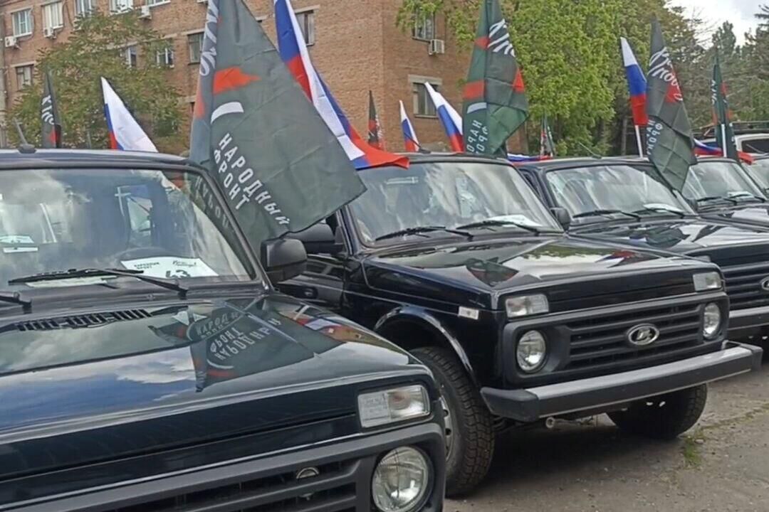 Бойцам СВО из Иркутской области в Ростове-на-Дону переданы 80 новых автомобилей - РИА Новости, 1920, 16.05.2025