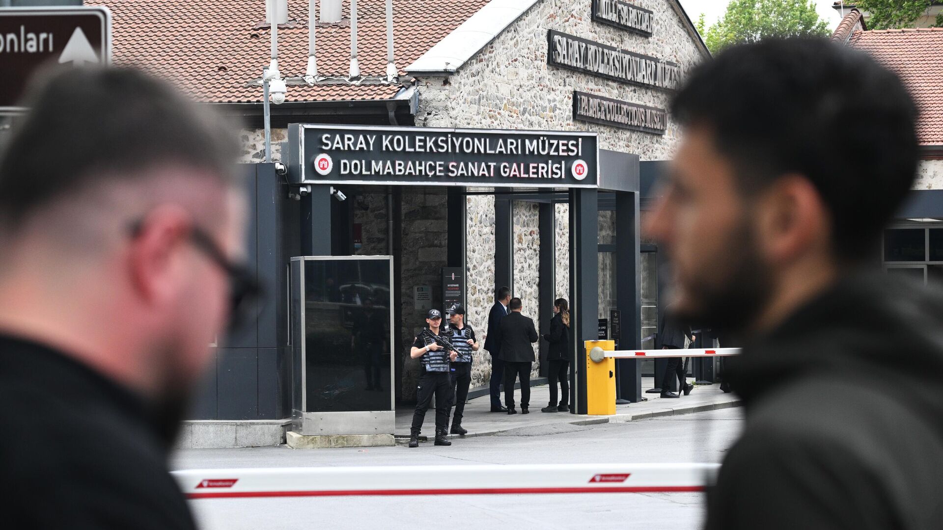 Сотрудники полиции патрулируют территорию у въезда на территорию дворца Долмабахче в Стамбуле в преддверии переговоров между делегациями России и Украины Сотрудники полиции патрулируют территорию у въезда на территорию дворца Долмабахче в Стамбуле в преддверии переговоров между делегациями России и Украины - РИА Новости, 1920, 01.06.2025