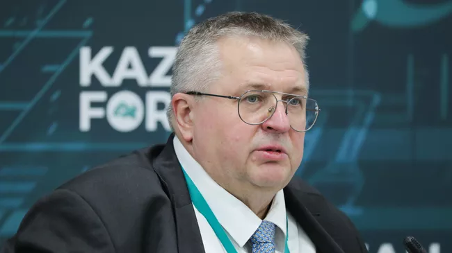 Заместитель председателя правительства РФ Алексей Оверчук во время сессии российско-афганского диалога на форуме Россия - Исламский мир. KazanForum. 16 мая 2025