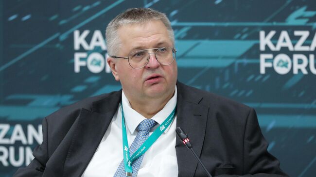 Заместитель председателя правительства РФ Алексей Оверчук во время сессии российско-афганского диалога на форуме Россия - Исламский мир. KazanForum. 15 мая 2025