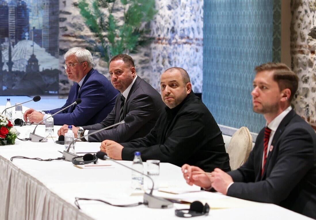 Глава МИД Украины Андрей Сибига, глава офиса президента Украины Андрей Ермак и министр обороны Украины Рустем Умеров перед началом трехсторонних переговоров делегаций Турции, США и Украины в Стамбуле Глава МИД Украины Андрей Сибига, глава офиса президента Украины Андрей Ермак и министр обороны Украины Рустем Умеров перед началом трехсторонних переговоров делегаций Турции, США и Украины в Стамбуле - РИА Новости, 1920, 11.06.2025