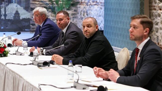 Глава МИД Украины Андрей Сибига, глава офиса президента Украины Андрей Ермак и министр обороны Украины Рустем Умеров перед началом трехсторонних переговоров делегаций Турции, США и Украины в Стамбуле. 16 мая 2025 года