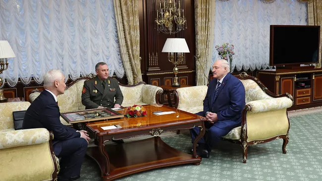 Президент Белоруссии Александр Лукашенко и министр обороны РФ Андрей Белоусов во время встречи в Минске. 16 мая 2025