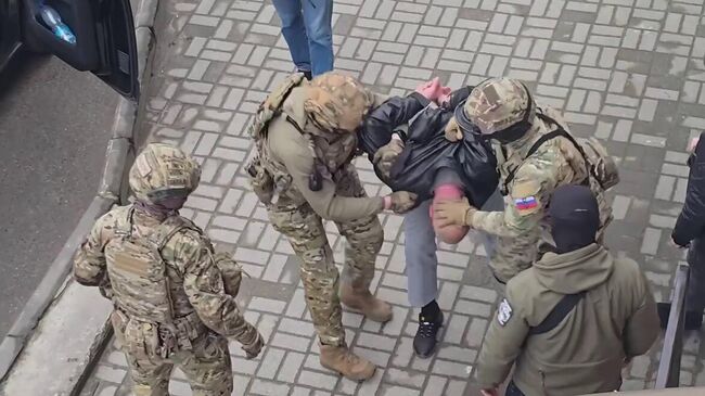 Задержание россиянина, который фотографировал передвижение колонны военной техники и стратегически важных объектов в Калининградской области