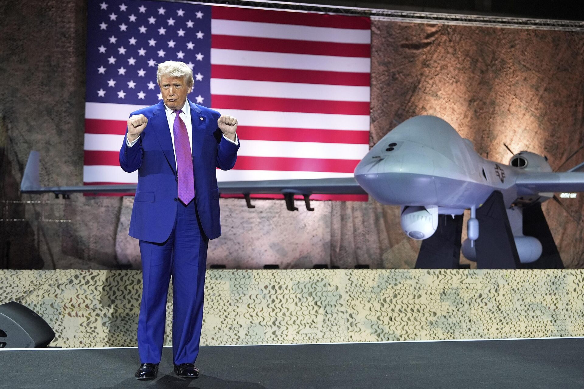 Президент США Дональд Трамп выступает на авиабазе Аль-Удейд в Катаре Президент США Дональд Трамп выступает на авиабазе Аль-Удейд в Катаре - РИА Новости, 1920, 16.05.2025