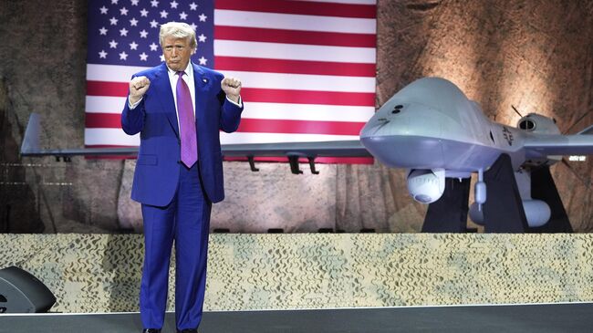 Президент США Дональд Трамп выступает на авиабазе Аль-Удейд в Катаре. 15 мая 2025