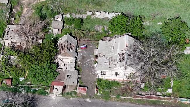 Кадры поднятия российского флага над освобожденным Вольным Полем в ДНР