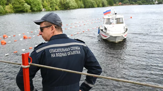 Сотрудник спасательной службы на водных объектах во время финала городского конкурса профессионального мастерства по профессии Спасатель