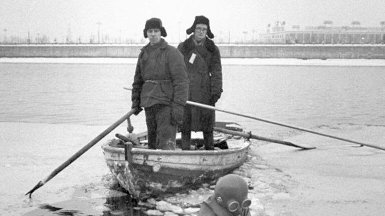 Тренировочный водолазный спуск на Москве-реке Тренировочный водолазный спуск на Москве-реке