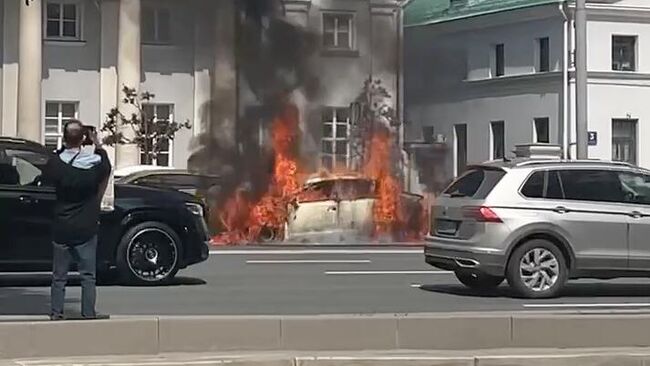 На внешней стороне Садового кольца в Москве загорелся автомобиль