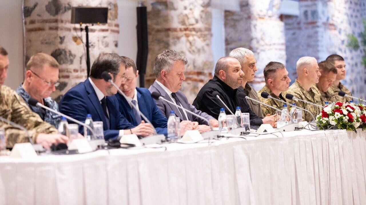 Украинская делегация принимает участие в российско-украинских переговорах с участием турецкой стороны Украинская делегация принимает участие в российско-украинских переговорах с участием турецкой стороны - РИА Новости, 1920, 16.05.2025