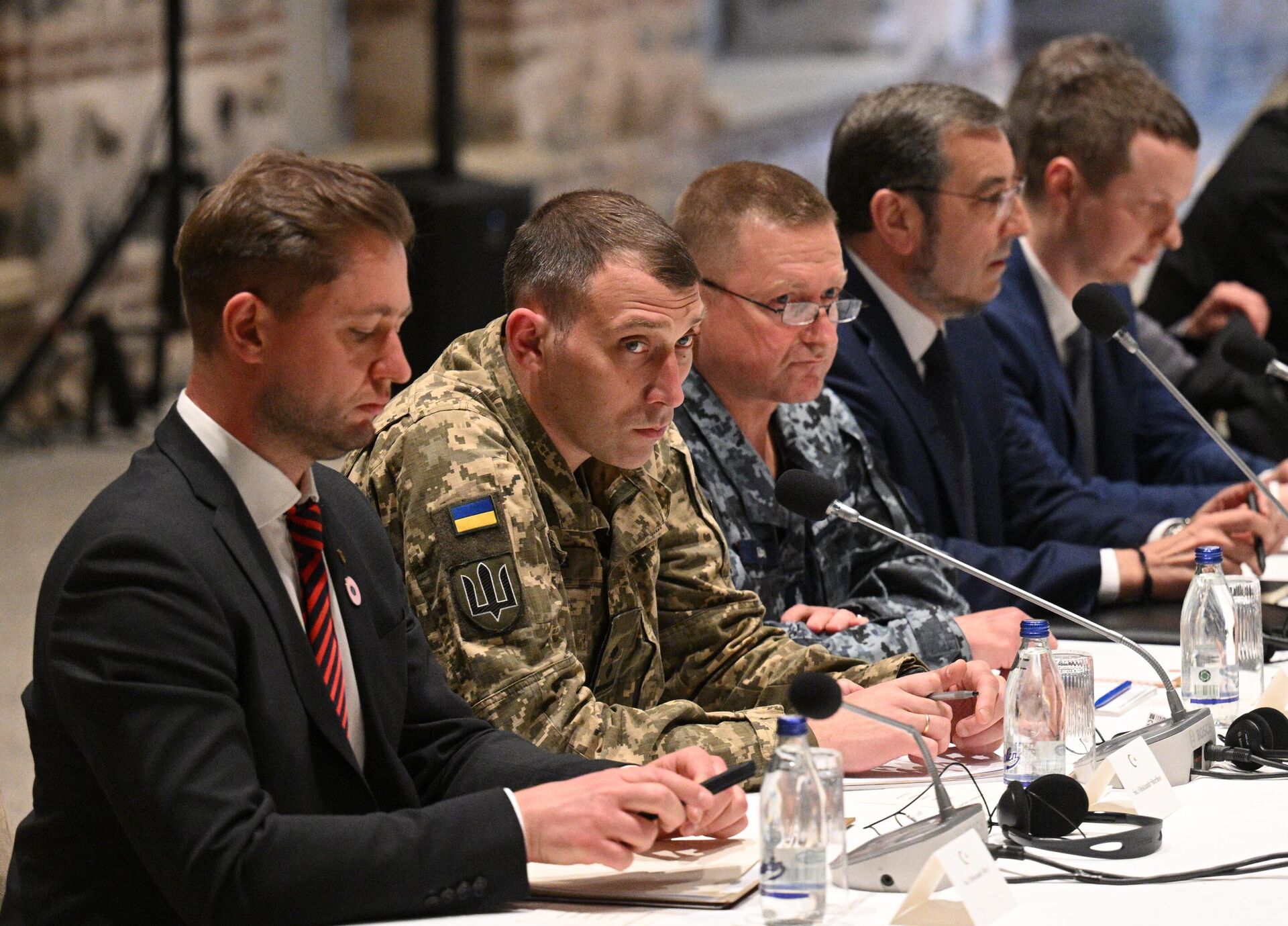 Участники украинской делегации на переговорах между делегациями России и Украины в Стамбуле Участники украинской делегации на переговорах между делегациями России и Украины в Стамбуле - РИА Новости, 1920, 16.05.2025