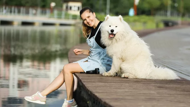 Девушка с собакой в парке