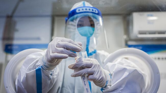 Врач перед взятием мазка на коронавирус