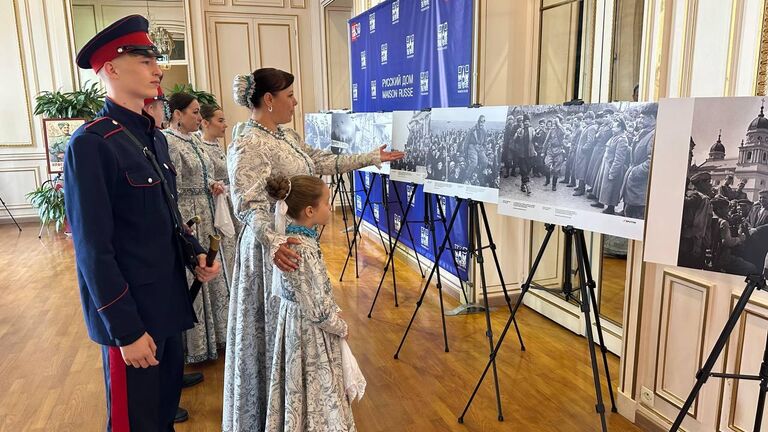 Память о подвигах. Жители Парижа увидели фотохронику освобождения Европы