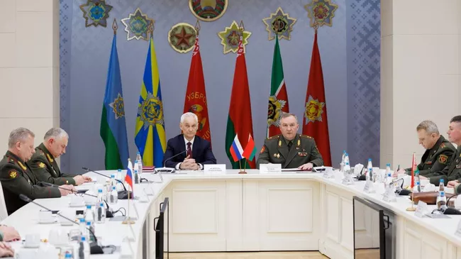 Министр обороны РФ Андрей Белоусов и министр обороны Республики Беларусь Виктор Хренин во время встречи в Минске