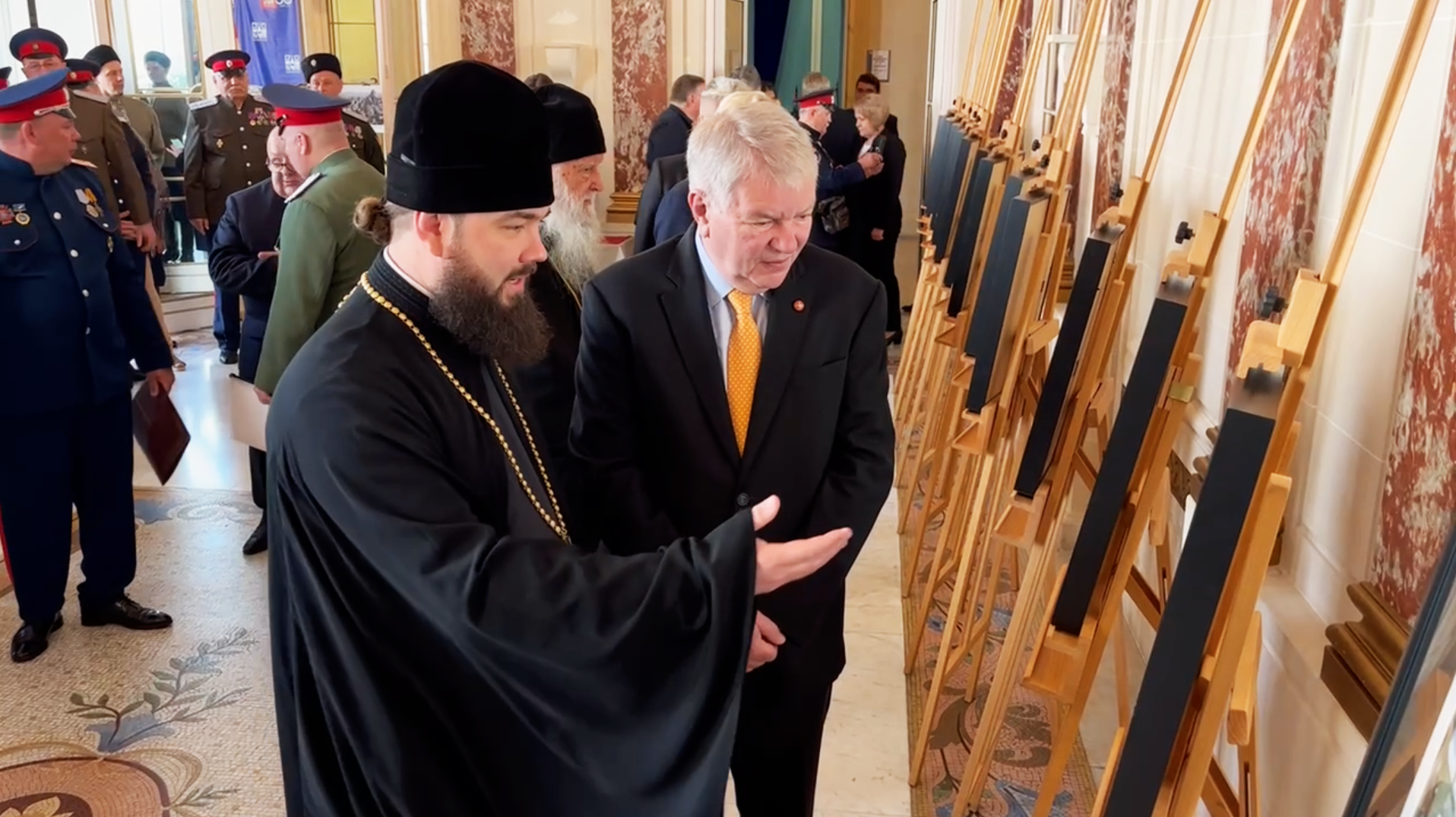 Память о подвигах. Жители Парижа увидели фотохронику освобождения Европы