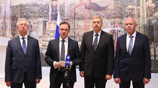 Помощник президента РФ Владимир Мединский во время заявления российской делегации по итогам переговоров России и Украины в Стамбуле. 16 мая 2025